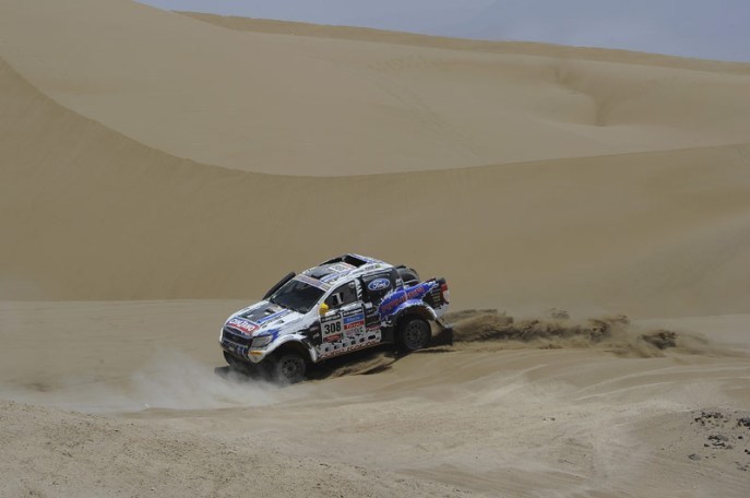 Foto: www.dakar.com;Automobilom značky Ford sa príliš nedarí. So štartovým číslom 308 jazdí Argentínčan Lucio Alvarez;