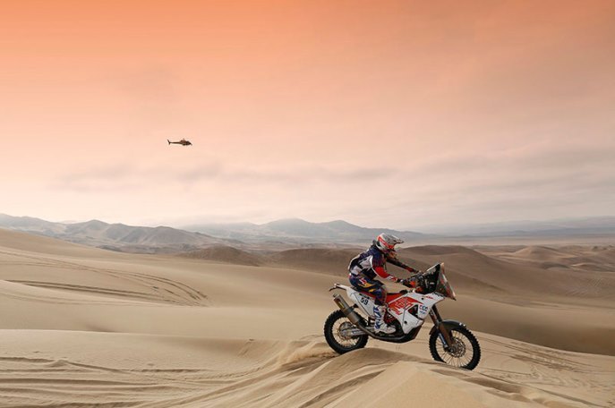 Nástrahám 37. ročníka Rallye Dakar 2015 zatiaľ úspešne odoláva aj indický motocyklista Santosh Chunchunguppe Shivashankar na KTM. Priebežne je na 42. pozícii;www.dakar.com