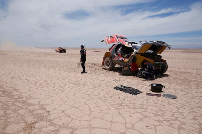 Favorizovanému Peugeotu 2008 DKR s jedenásťnásobným víťazom Dakaru Stéphanom Peterhanselom za volantom sa nevyhli vážne technické komplikácie, ktoré ho odsunuli z prvej desiatky;www.dakar.com