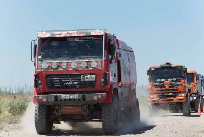 Foto: www.dakarteamholland.nl;Jeden z trojice bieloruských kamiónov MAZ skončil v dnešnej etape na výbornej 6. pozícii;