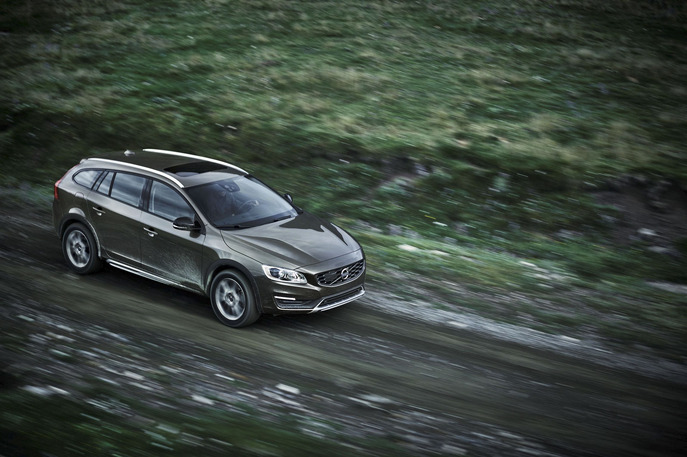 921062-153931-volvo-cars-reveals-new-v60-cross-country.jpg