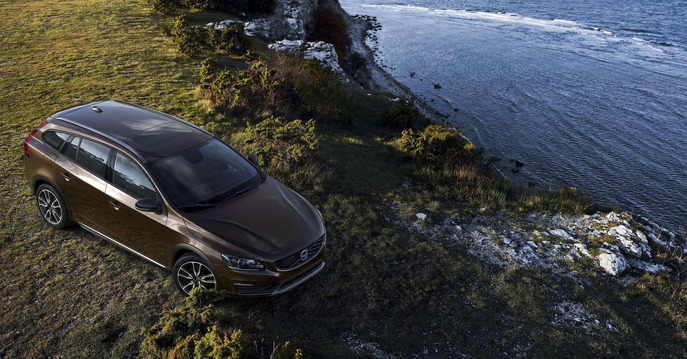 921063-153932-volvo-cars-reveals-new-v60-cross-country.jpg