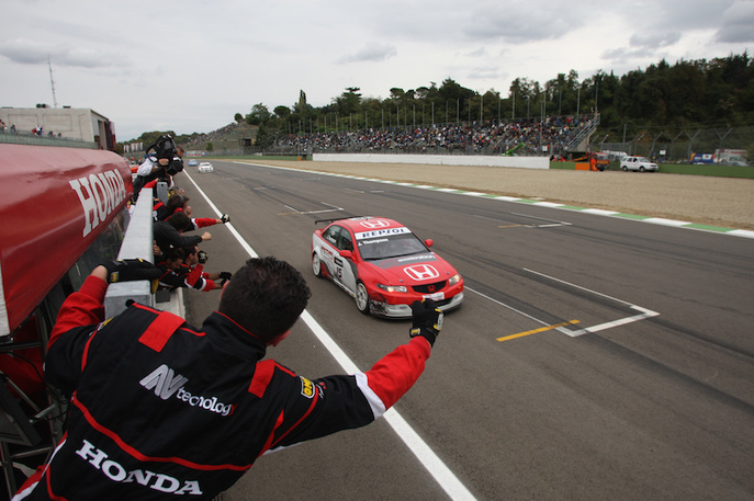 first-wtcc-victory-for-honda.jpg