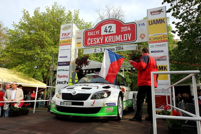 jan-kopecky-a-pavel-dresler-se-skodou-fabia-super-2000-na-startovni-rampe-lonskeho-rocniku-rallye-cesky-krumlov.jpg