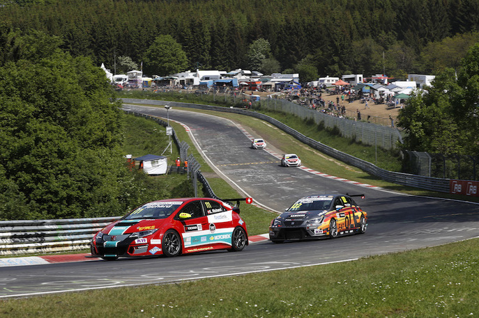 kris-richard-leads-etcc-race-of-nurburgring-nordschleife-2016.jpg