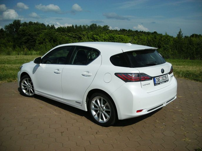 lexus-ct200h-5037-g.jpg