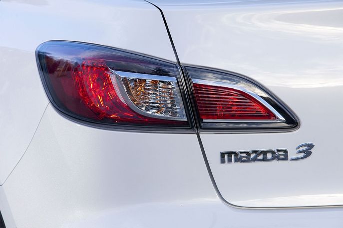 mazda3-sdn-2010-rlight.jpg