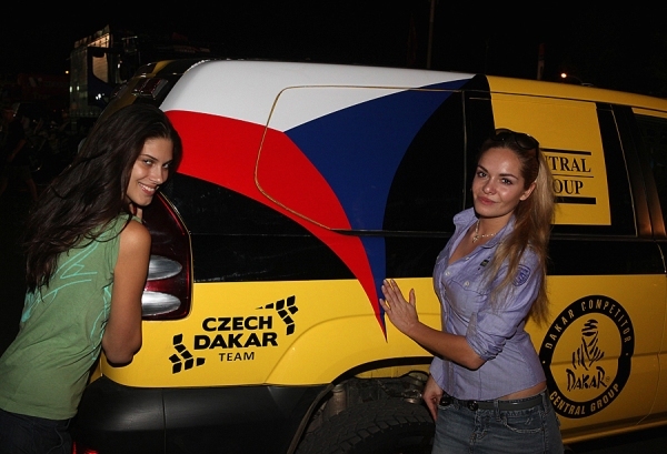 Czech Dakar Team, Missky Aneta Vignerová (vľavo) a Taťána Kuchařová