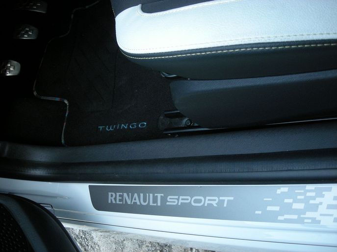 ren-twingo-r-s6946g.jpg