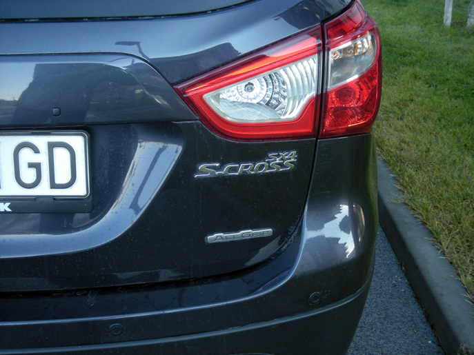 suzuki-sx4-cross8821g.jpg