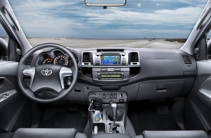 toy-hilux-2012-int.jpg