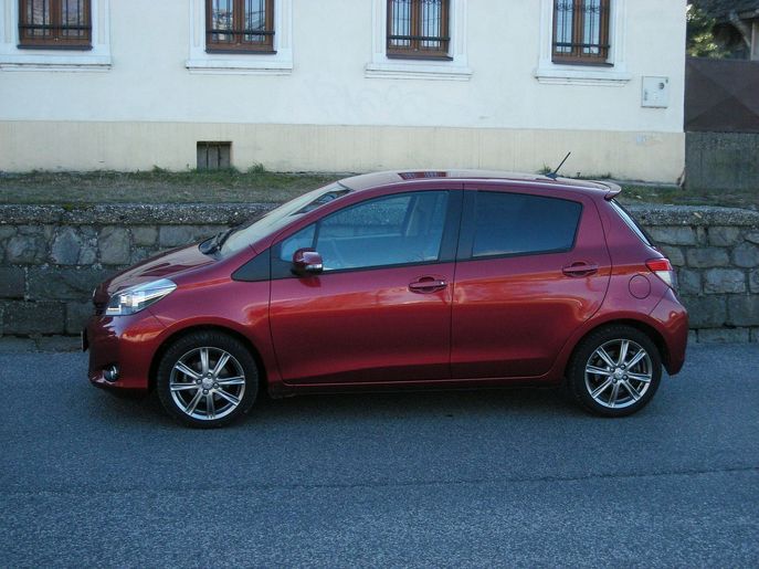 toy-yaris-6211g.jpg