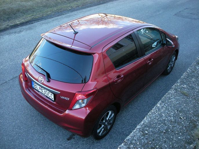 toy-yaris-6215g.jpg