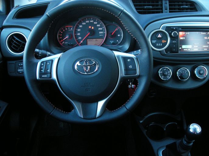 toy-yaris-6219g.jpg