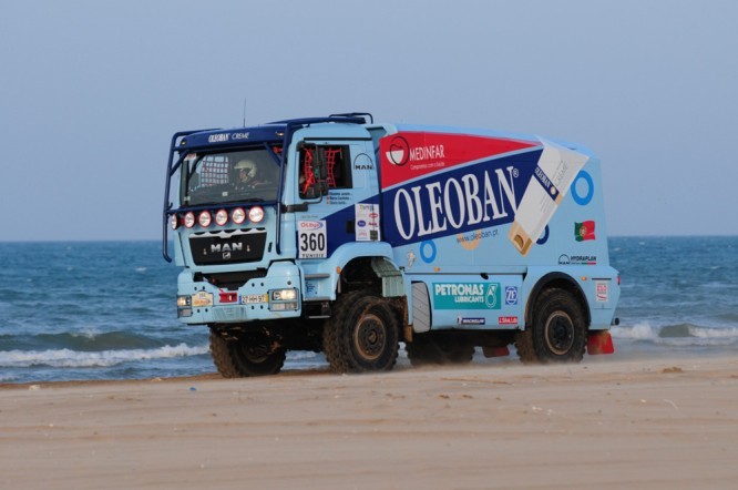 www.npo.fr;Modrá obloha, modré more, modrý kamión... žltý piesok?