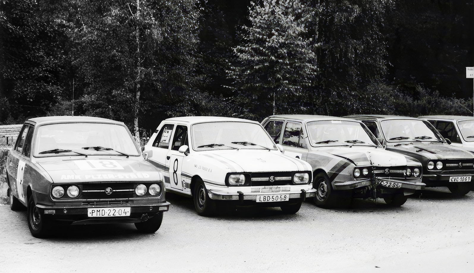 uzavrene-parkoviste-pri-rallye-jizera-1984.jpg