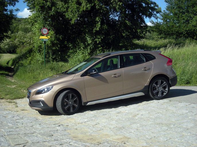 v40-cross-awd-8055gg.jpg