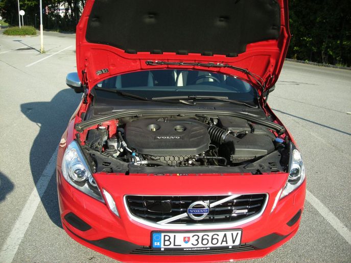 volvo-s60-r-design5181g.jpg