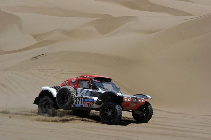 Foto: www.dakar.com;V srdci obávaných piesočných dún sa ocitla i táto bugina Optimus MD Rallye. Francúz Pierre Lachaume ju do cieľa napokon doviedol na 17. mieste;