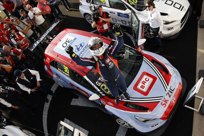 wtcr-gabriele-tarquini-celebration-800x533.jpg