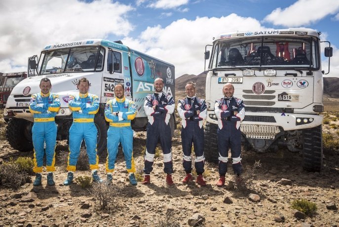 Foto: www.tengrinews.kz;Posádky kamiónov Tatra stajne Bonver Dakar Project. Celkom vpravo je slovenský zástupca Jaroslav Miškolci;