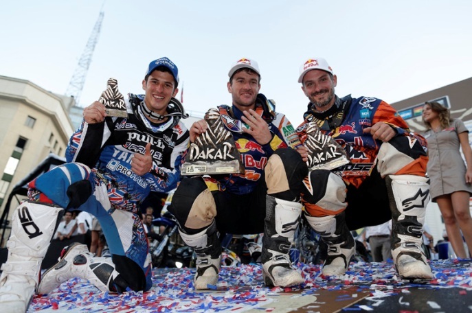 Foto: www.dakar.com;Španiel Marc Coma (na snímke v strede) vyhral - po rokoch 2006, 2009 a 2011 - už svoj štvrtý Dakar;