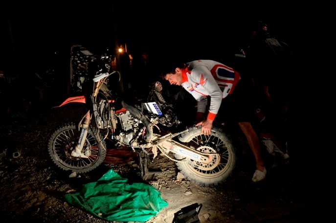 &Uacute;držba a opravy unavenej techniky je každodennou (a nevyhnutnou) s&uacute;časťou Rallye Dakar;www.dakar.com