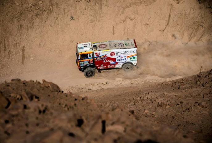 Synovec &scaron;esťn&aacute;sobn&eacute;ho v&iacute;ťaza dakarskej rallye medzi kami&oacute;nmi Karla Lopraisa Ale&scaron; sa e&scaron;te pok&uacute;si za&uacute;točiť na p&oacute;diov&eacute; umiestnenie;www.loprais.cz