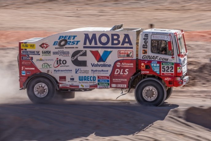 Robustn&yacute; Ginaf X2222 s nez&aacute;visle zavesen&yacute;mi kolesami a hydraulick&yacute;m pružen&iacute;m riadi Holanďan Jose Smink. Kami&oacute;n holandsk&eacute;ho v&yacute;robcu je tri dni pred koncom s&uacute;ťaže pred br&aacute;nami TOP 10;www.ginafrallypower.com