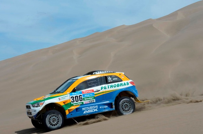 Portugalsk&aacute; pos&aacute;dka Carlos Sousa/Paulo Fiuza sa so &bdquo;&scaron;peci&aacute;lom&ldquo; Mitsubishi pohybuje na hranici prvej desiatky;www.dakar.com