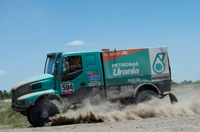 www.dakar.com;Holanďanovi Hansovi Staceymu s truckom Iveco, ktorý kraľoval v troch etapách, patrí celková 6. pozícia Holanďanovi Hansovi Staceymu s truckom Iveco, ktorý kraľoval v troch etapách, patrí celková 6. pozícia;www.dakar.com
