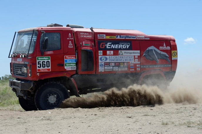www.dakar.com;V TOP 10 bude bezpochyby figurovať aj bieloruská automobilka MAZ. Na fotografii asistentský kamión posádky Pališčuk/Vikhrenka/Neviarovič V TOP 10 bude bezpochyby figurovať aj bieloruská automobilka MAZ. Na fotografii asistentský kamión posádky Pališčuk/Vikhrenka/Neviarovič;www.dakar.com