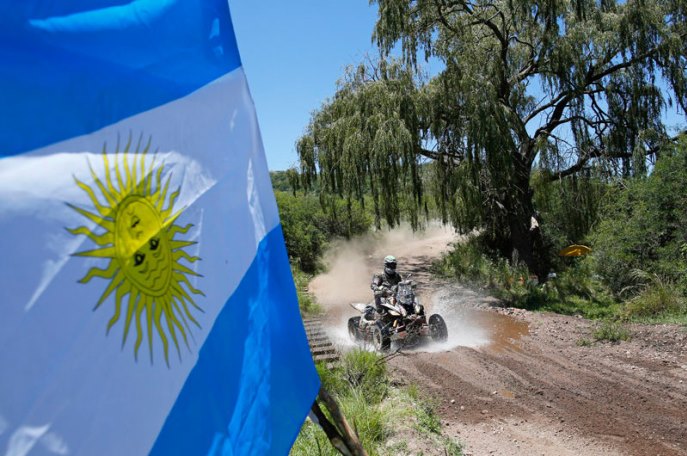 www.dakar.com;Taliani majú svoje zastúpenie aj v kategórii štvorkoliek. Juan Carlos Carignani (Yamaha) pri prejazde jedného z brodov Taliani majú svoje zastúpenie aj v kategórii štvorkoliek. Juan Carlos Carignani (Yamaha) pri prejazde jedného z brodov;www.dakar.com