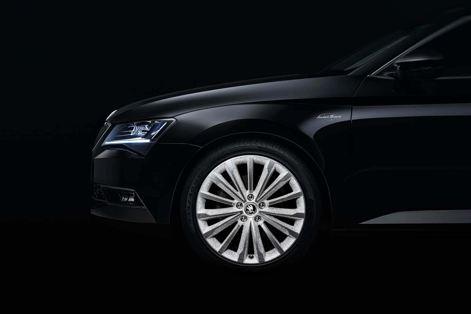 151021-skoda-superb-black-crystal-1.jpg