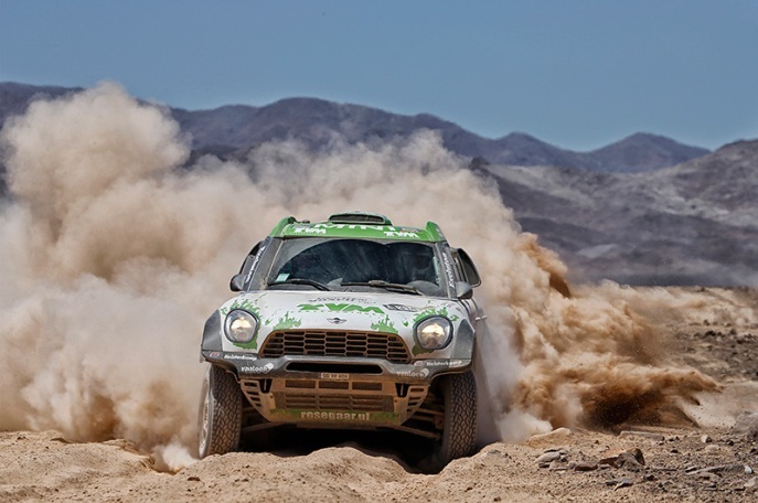 Mini All4 Racing XDakar Teamu pilotuje Holanďan Erik van Loon. Moment&aacute;lne uzatv&aacute;ra p&auml;ticu najlep&scaron;&iacute;ch;www.dakar.com