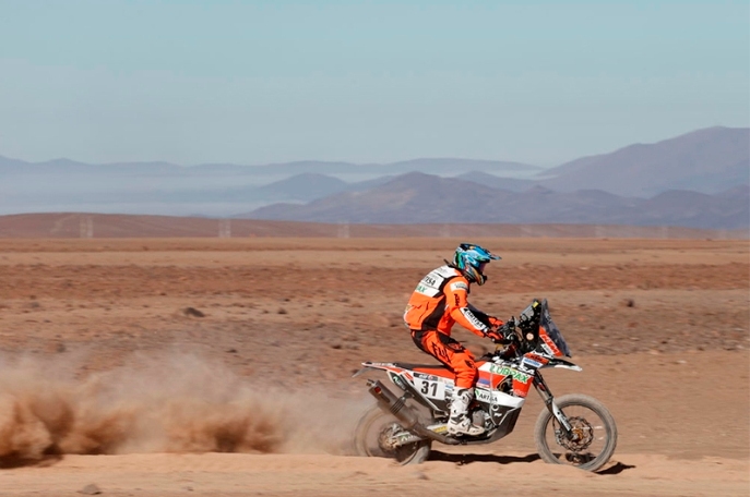 Chiľan Pablo Quintanilla (KTM), &scaron;tvrt&yacute; muž celkov&eacute;ho poradia, str&aacute;ca na l&iacute;dra motocyklovej kateg&oacute;rie viac ako pol hodinu;www.dakar.com
