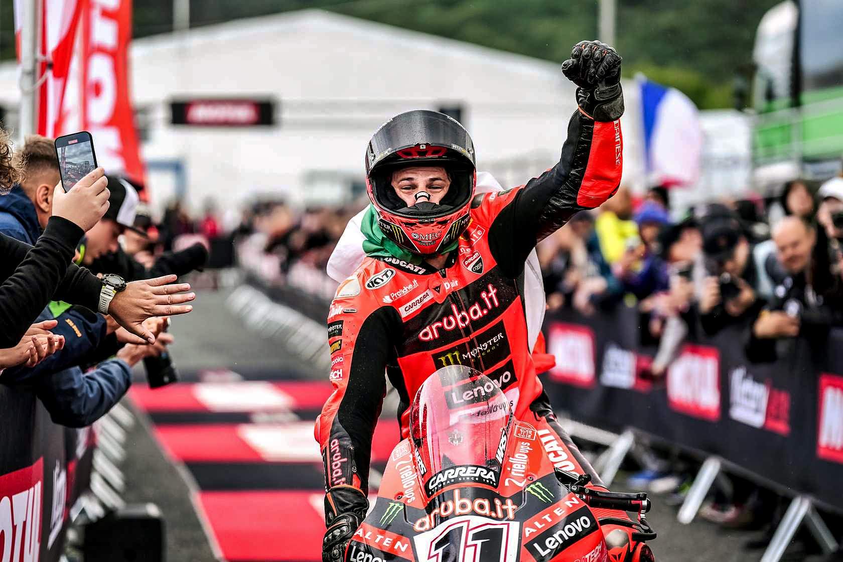 55329-r5-jdr-wsbk-ambience.jpg