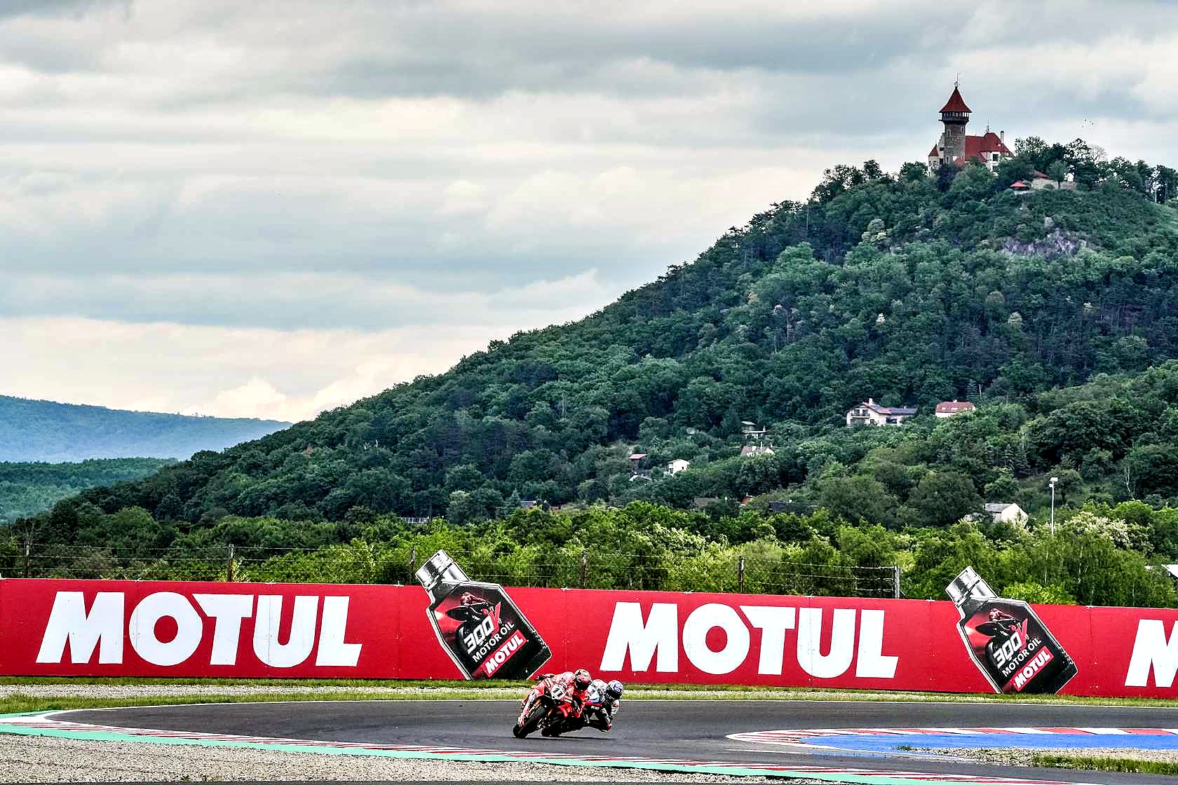 58313-r5-jdr-wsbk-action.jpg