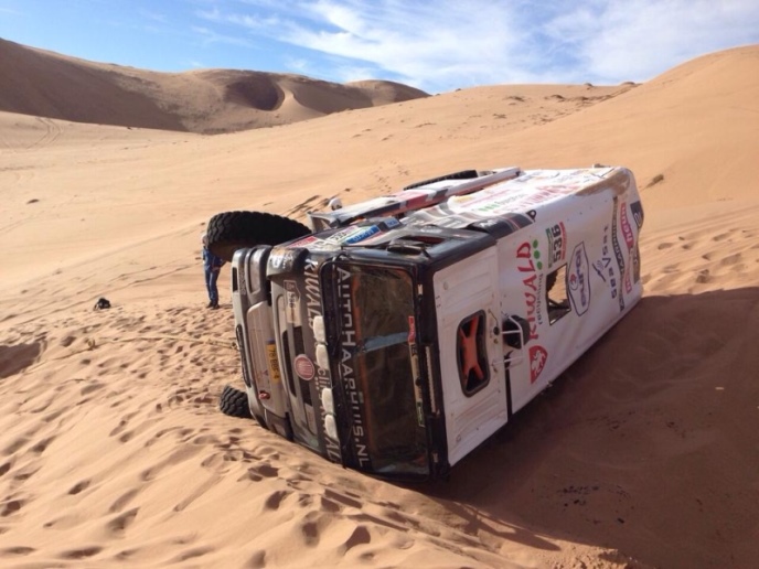 Takto dopadol Holanďan Gert Huzink s truckom Tatra Phoenix. V s&uacute;ťaži v&scaron;ak pokračuje;www.riwalddakar.com