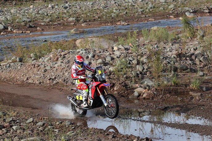 &Scaron;paniel Joan Barreda Bort si s motocyklom Honda zatiaľ udržuje vedenie;www.dakar.com