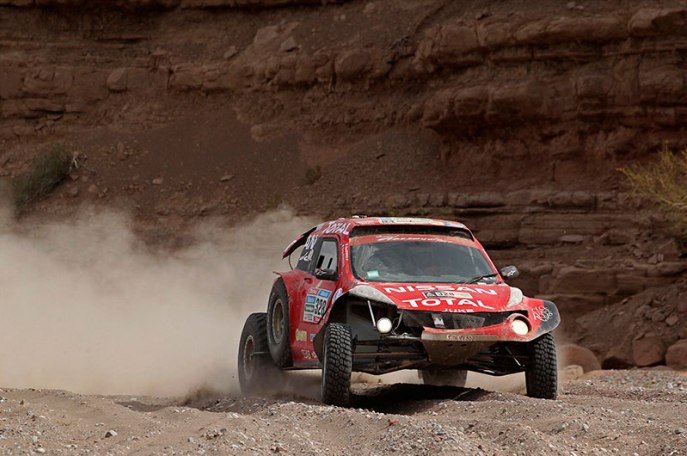 Niekdaj&scaron;&iacute; skvel&yacute; motocyklista Thierry Magnaldi s&uacute;ťaž&iacute; v tomto roku s buginou Nissan;www.dakar.com