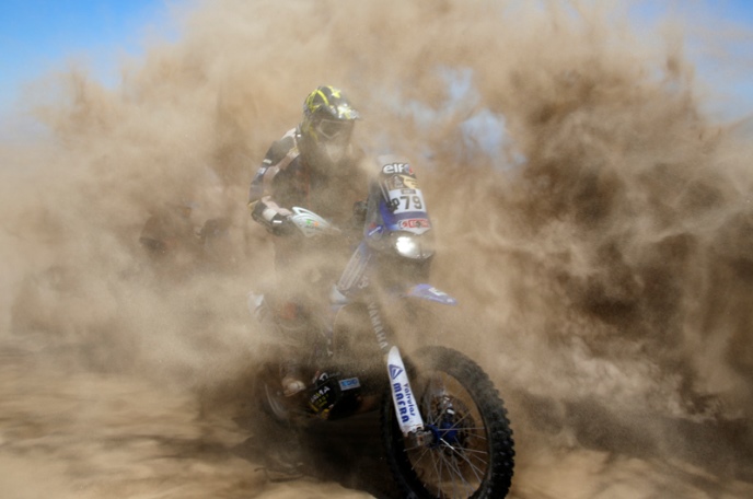 &Scaron;panielsky motocyklista Txomin Arana Cobeaga (Yamaha YZF 450) v mračn&aacute;ch zv&iacute;ren&eacute;ho prachu;www.dakar.com