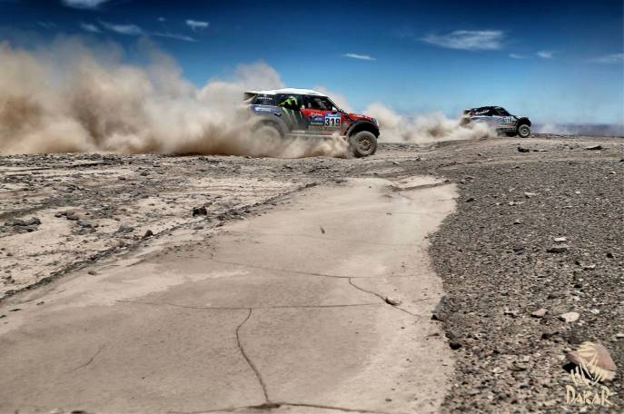 Mini verzus Mini, alebo ak chcete Chiľan Boris Garafulic (&scaron;tartov&eacute; č&iacute;slo 319) st&iacute;ha Rusa Vladimira Vasiljeva;www.dakar.com