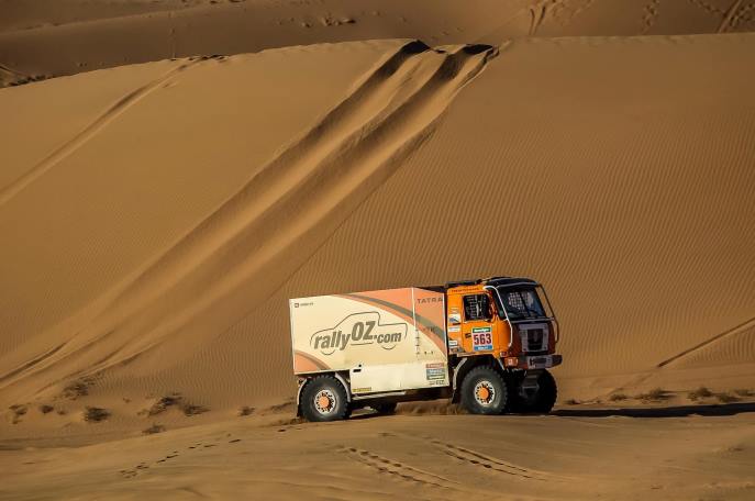 R&oacute;bert Kas&aacute;k a Jaroslav Kol&aacute;ř sa s tatrovkou statočne držia na konci tretej desiatky;www.rallyoz.com