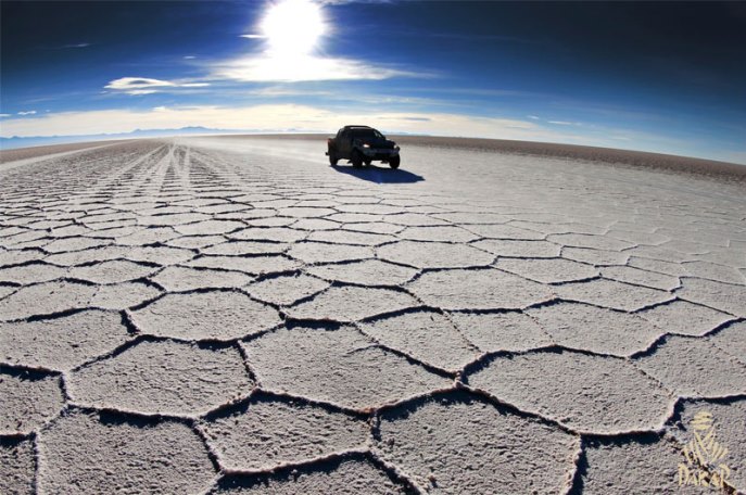 Japonskej značke Toyota sa na Dakare 2015 mimoriadne dar&iacute;: v prvej desiatke figuruj&uacute; &scaron;tyri jej automobily;www.dakar.com