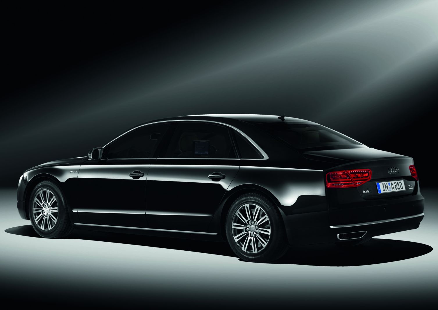 audi-a8l-110008-g.jpg