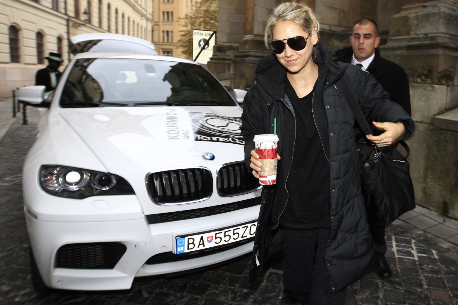 BMW;Rafinované maskovanie svetoznámej tenistky nepomohlo - na Kurnikovovú fotografi čakali. bmw-x6m-anna-kournikovag.jpg