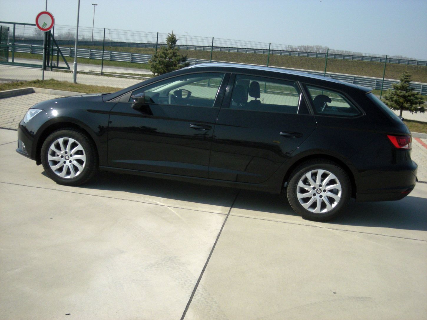 leon-st9024g.jpg