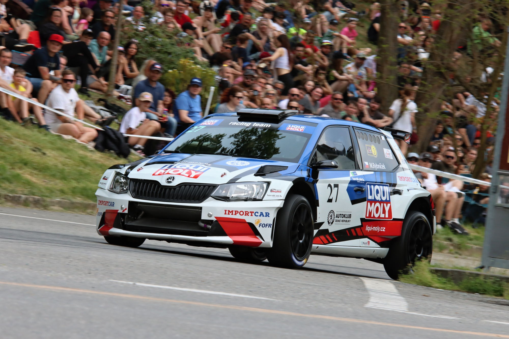 marek-rybnicek-se-predstavil-na-zameckem-vrchu-liqui-moly-za-volantem-novinky-skoda-fabii-r5.jpg