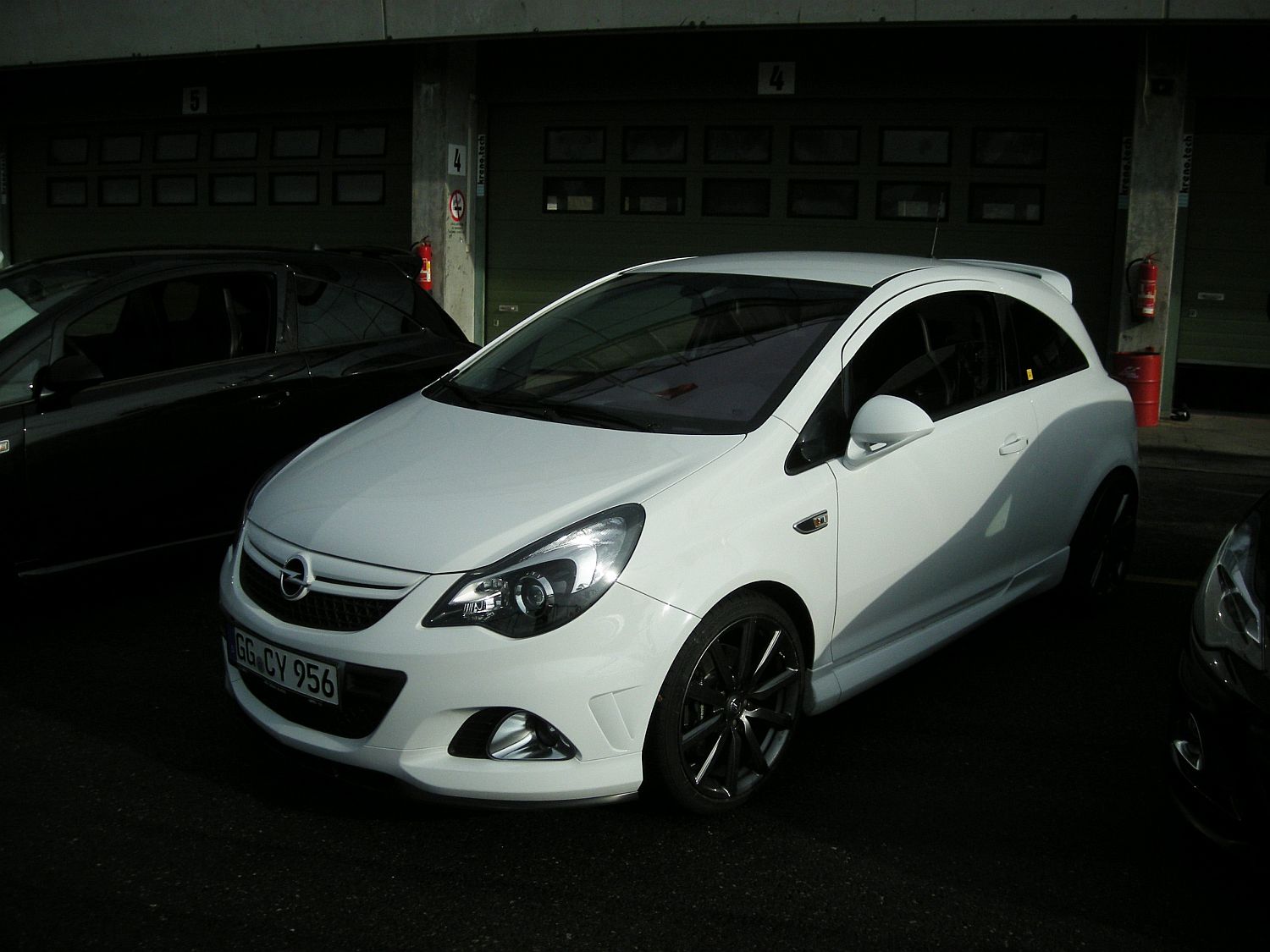 Ivan Václavík;Takto nenápadne stál v uličke pred boxami Opel Corsa OPC Nurburgring Edition, s ktorým sme krúžili po okruhu v Brne. opel-corsa-opcbrno-5770g.jpg